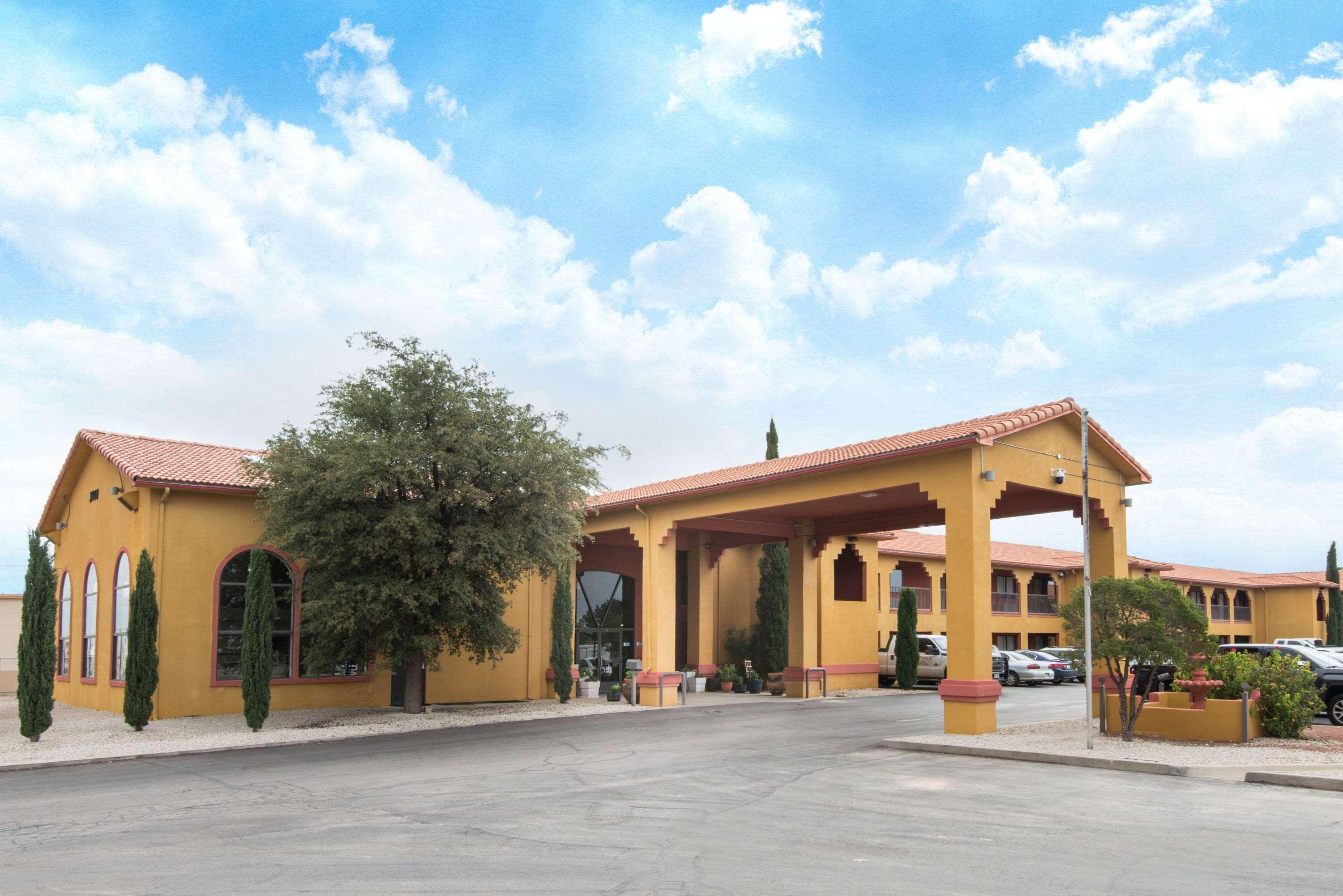 Days Inn By Wyndham Carlsbad Eksteriør bilde