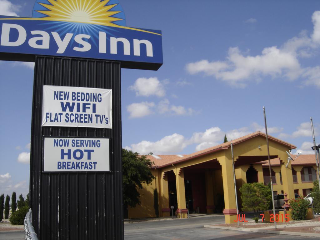 Days Inn By Wyndham Carlsbad Eksteriør bilde