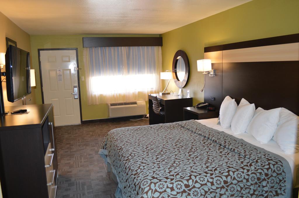 Days Inn By Wyndham Carlsbad Rom bilde