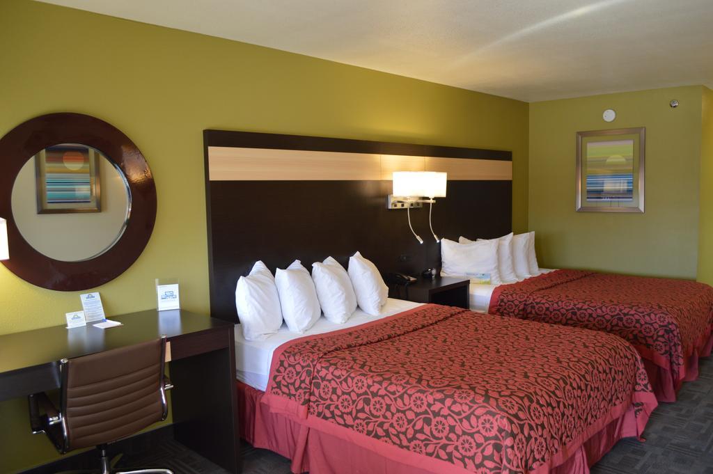 Days Inn By Wyndham Carlsbad Rom bilde