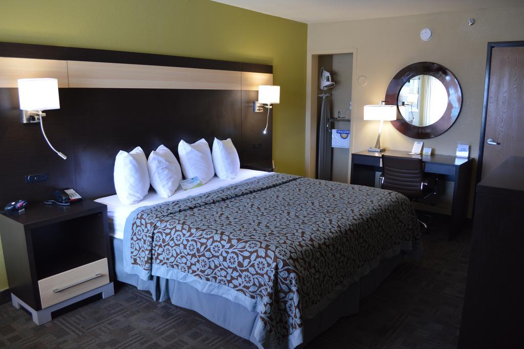 Days Inn By Wyndham Carlsbad Rom bilde