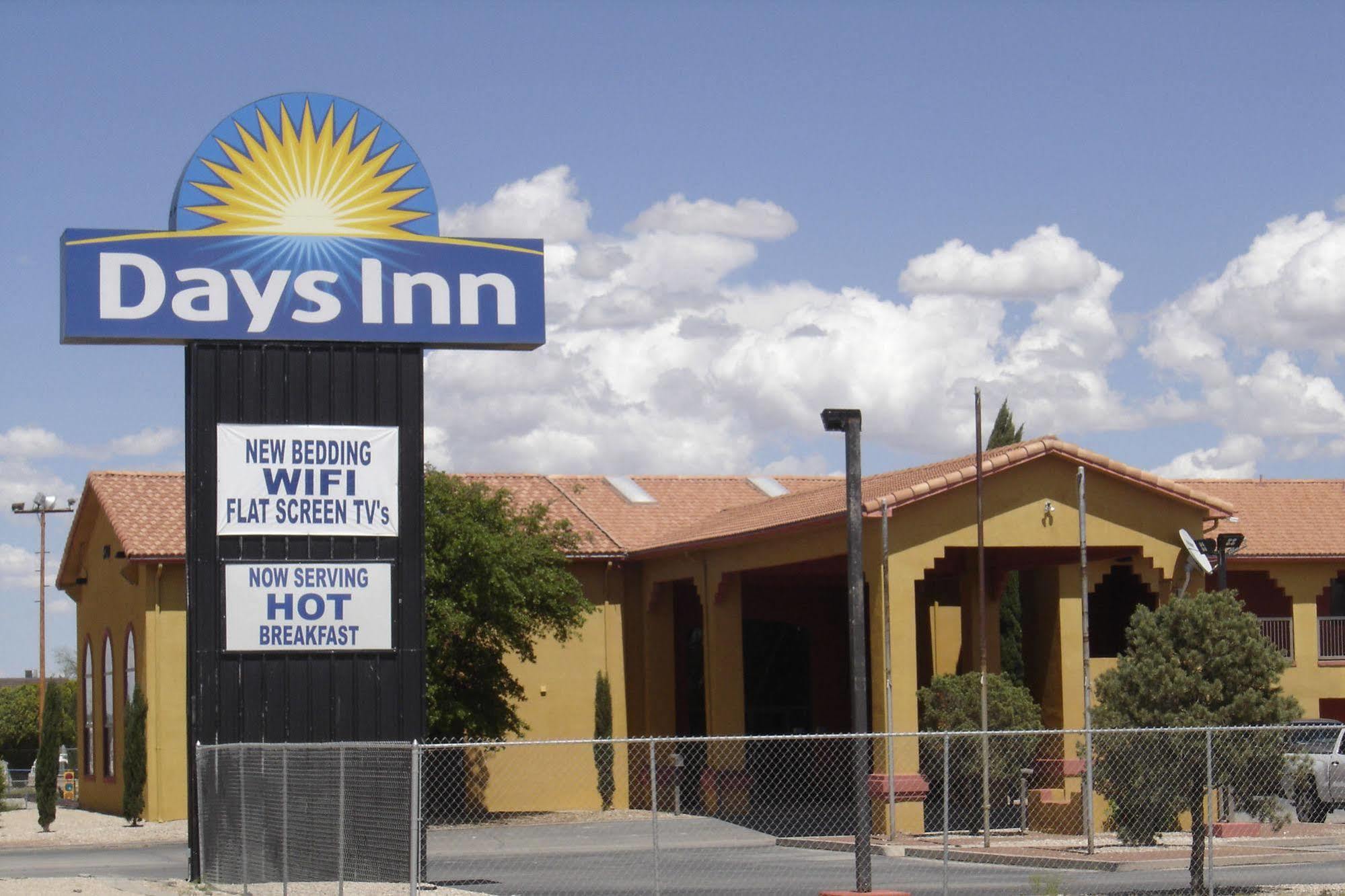 Days Inn By Wyndham Carlsbad Eksteriør bilde