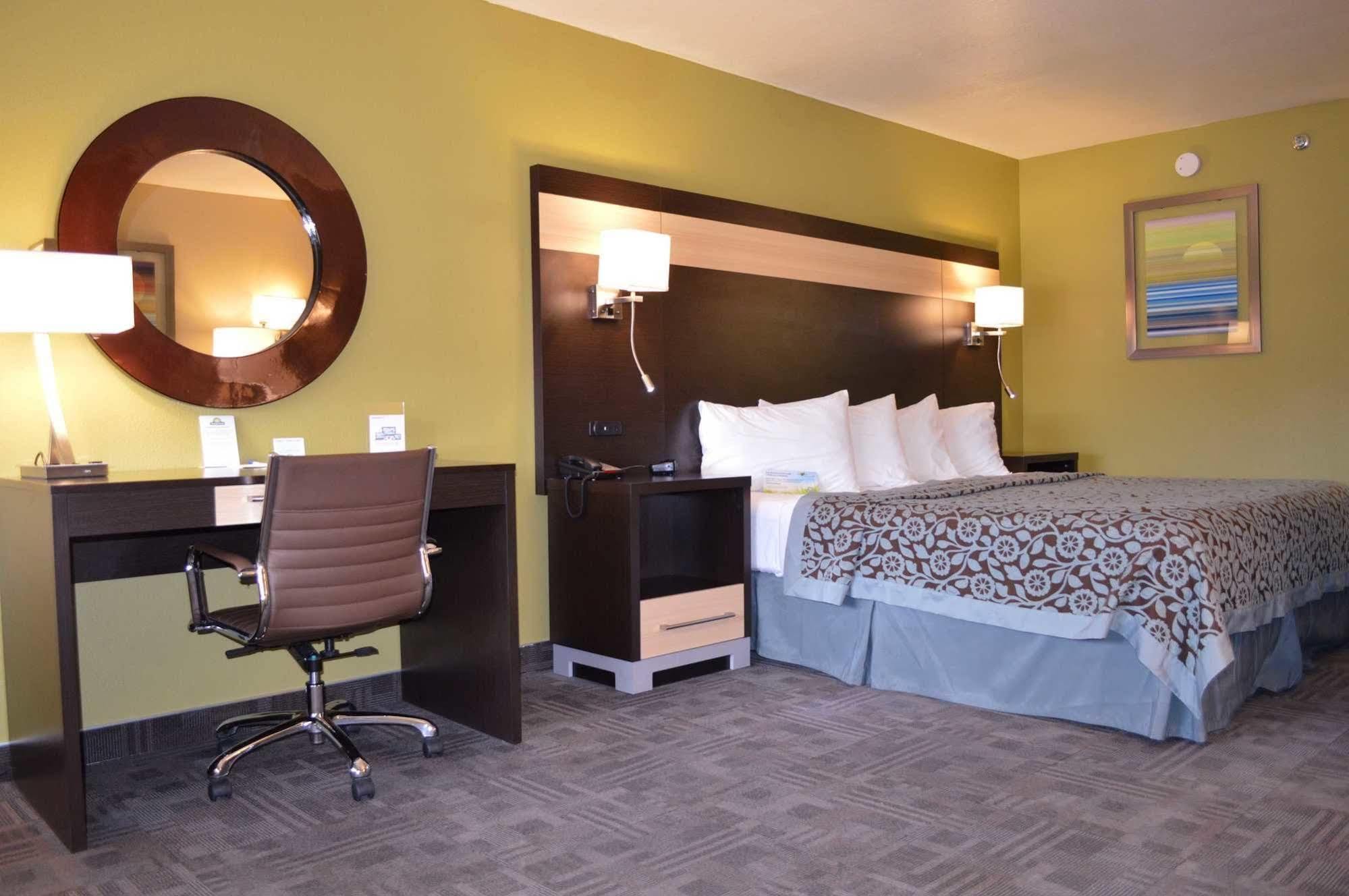 Days Inn By Wyndham Carlsbad Eksteriør bilde