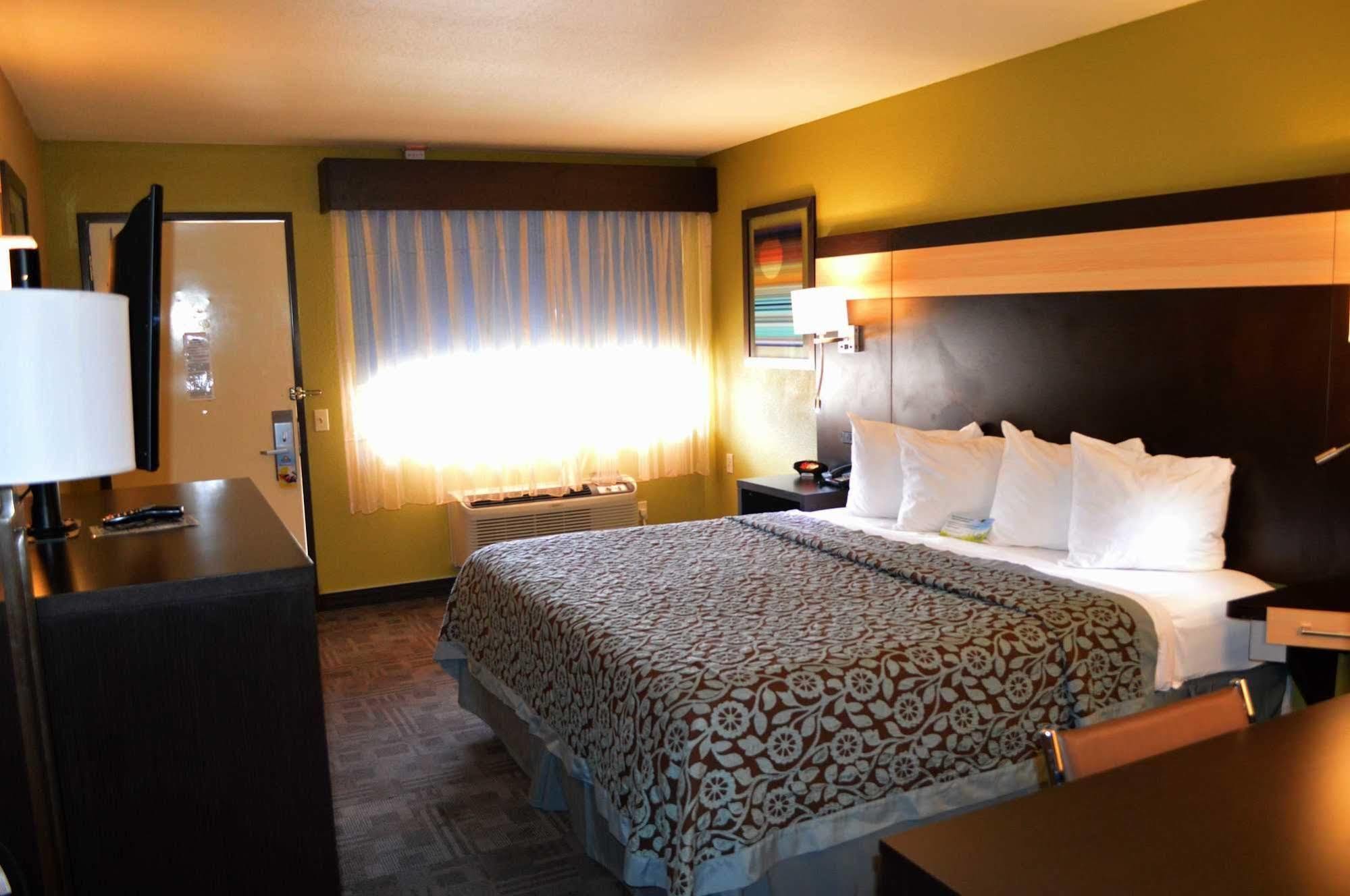 Days Inn By Wyndham Carlsbad Eksteriør bilde